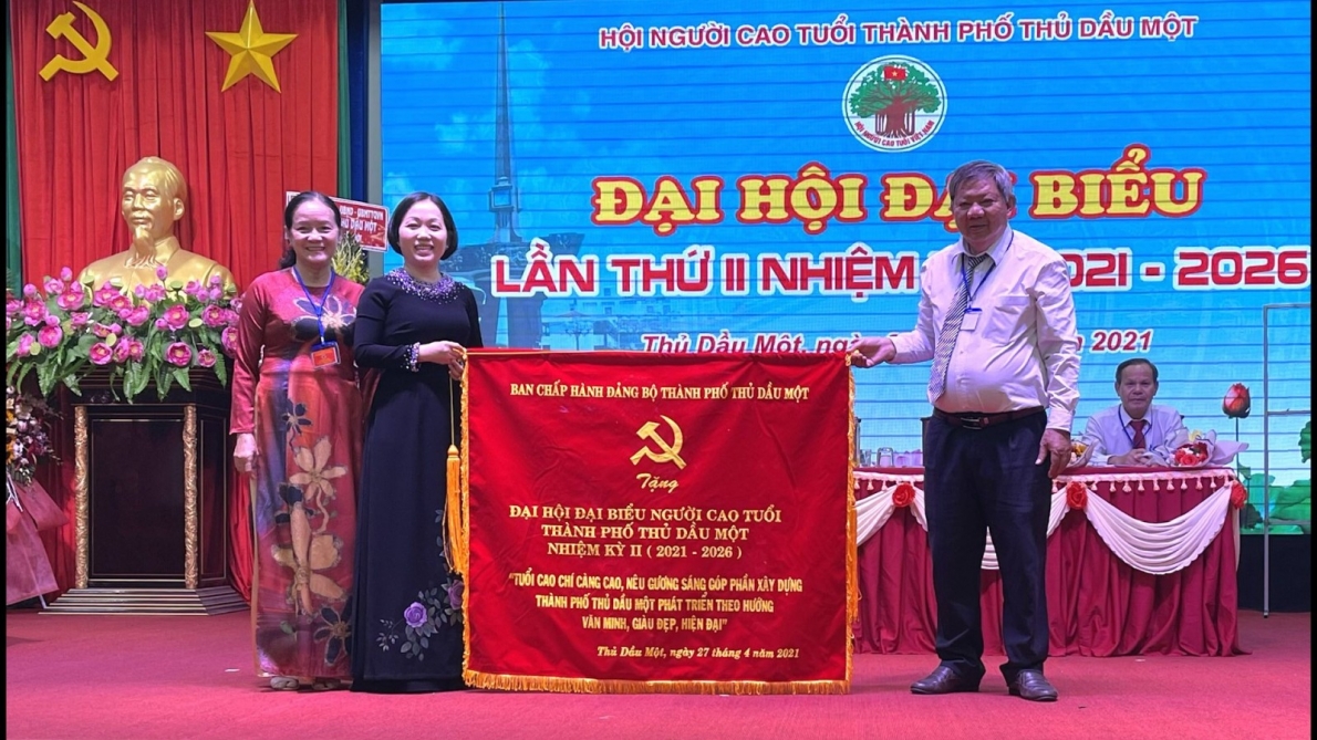 Các địa phương chăm sóc, phát huy vai trò người cao tuổi