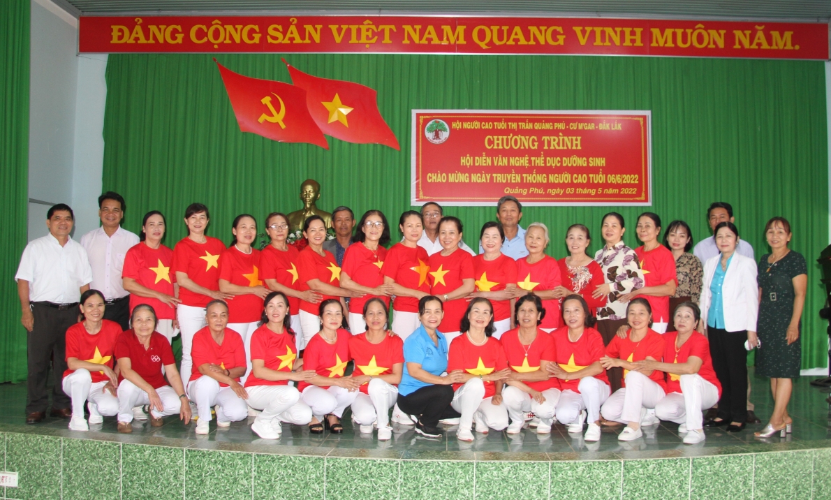 CLB Văn hóa - Thể thao NCT thị trấn Quảng Phú, huyện Cư M'Gar chụp ảnh lưu niệm với lãnh đạo Hội NCT tỉnh và huyện