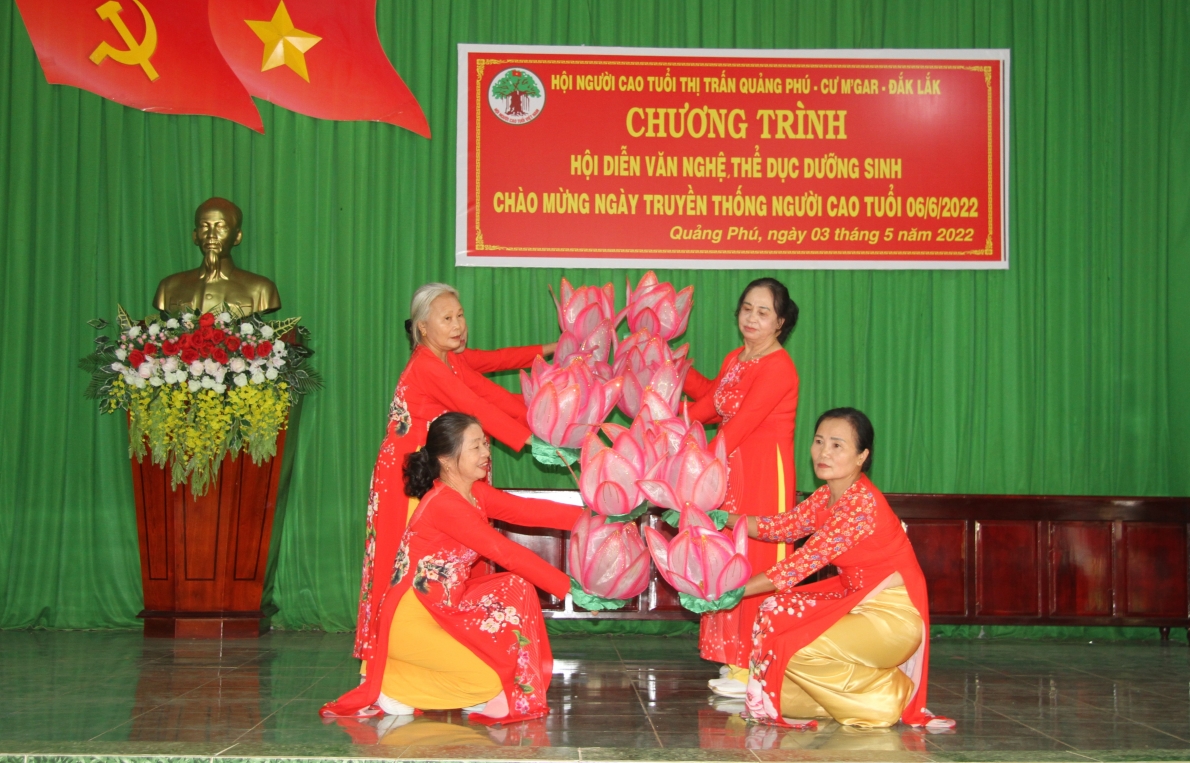 Tiết mục văn nghệ của NCT thị trấn Quảng Phú, huyện Cư M'Gar, tỉnh Đắk Lắk