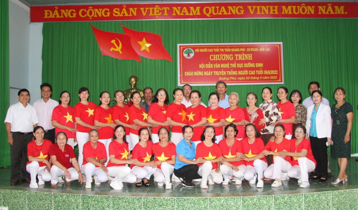 Các thành viên CLB Dưỡng sinh - Thể dục thể thao NCT thị trấn Quảng Phú chụp ảnh lưu niệm với lãnh đạo Hội NCT tỉnh và huyện