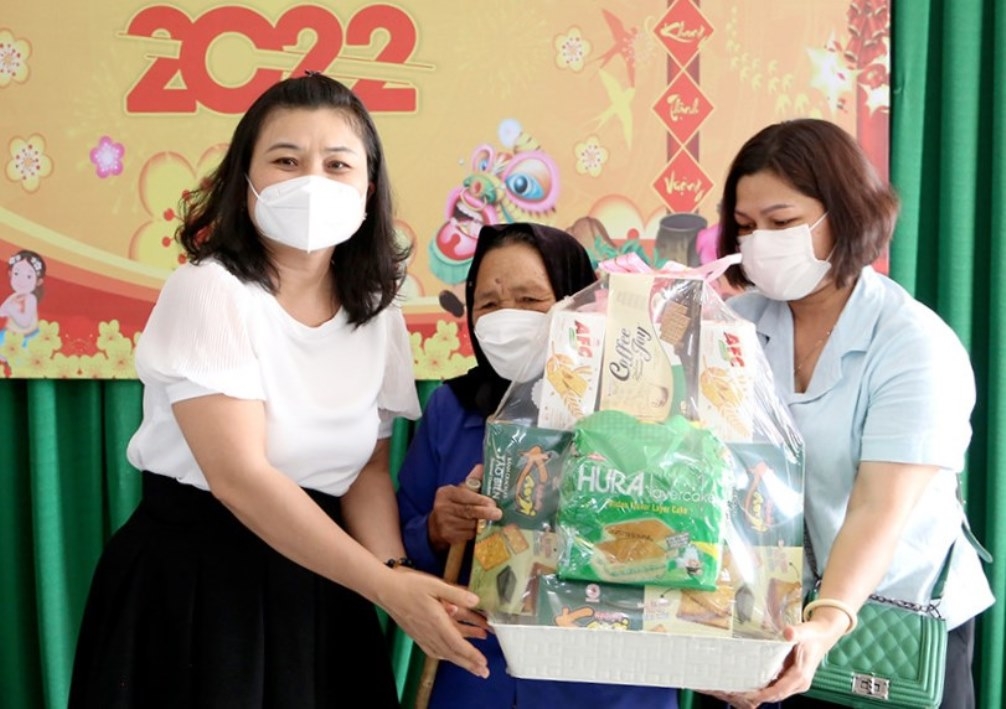 Bà H'Yim Kđoh tặng quà NCT