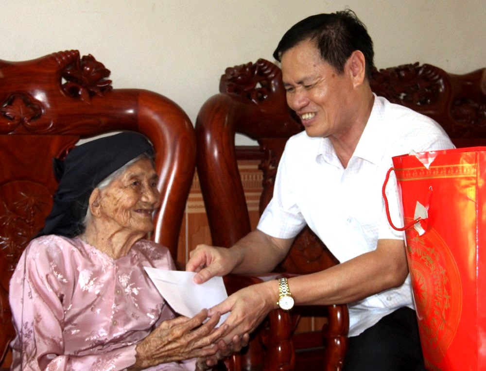 Ông Dương Văn Trọng, Chủ tịch Hội Người cao tuổi tỉnh Bắc Giang tặng quà hội viên huyện Hiệp Hòa