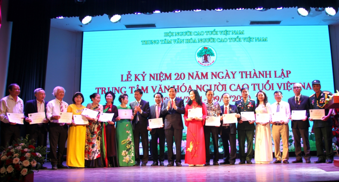 Trung ương Hội tặng Kỉ niệm chương Vì sự nghiệp chăm sóc, phát huy vai trò NCT cho các cá nhân có nhiều đóng góp 