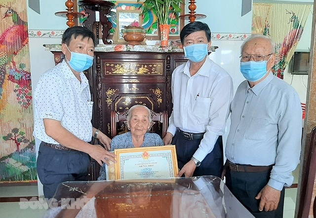 Lãnh đạo tỉnh và BĐD Hội NCT tỉnh Bến Tre trao bằng mừng thọ NCT huyện Thạnh Phú