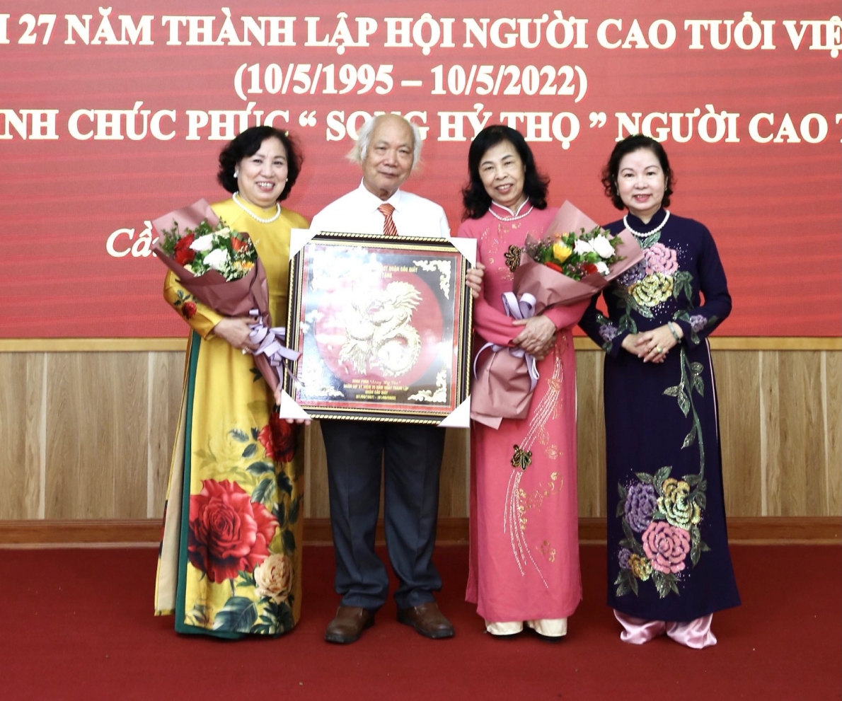 Lãnh đạo Hội NCT TP Hà Nội và quận Cầu Giấy tặng quà chúc mừng các cặp cụ ông cụ bà được chúc mừng Song hỉ thọ