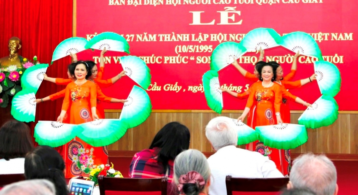 Tiết mục văn nghệ tại buổi lễ chúc mừng Song hỉ thọ