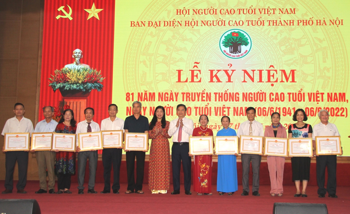 UBND thành phố khen thưởng 12 tập thể có nhiều thành tích nhân rộng mô hình CLB Liên thế hệ tự giúp nhau