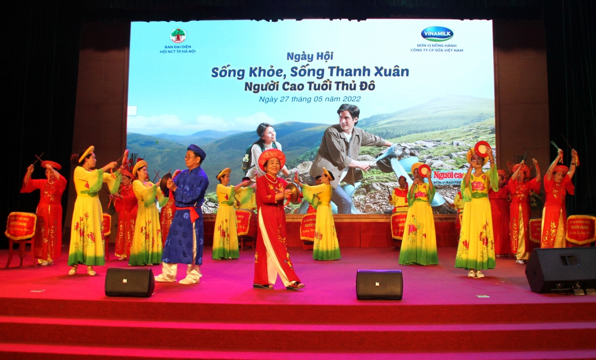 Màn biểu diễn Trống hội của CLB LTHTGN phường Khương Đình, quận Thanh Xuân