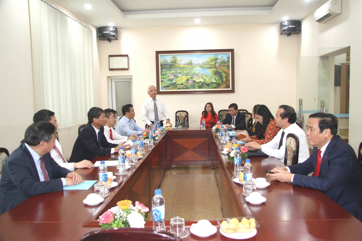 Lãnh đạo Trung ương Hội và lãnh đạo TP Hà Nội nghe Hội NCT thành phố báo cáo các hoạt động trong dịp kỉ niệm Ngày truyền thống NCT Việt Nam