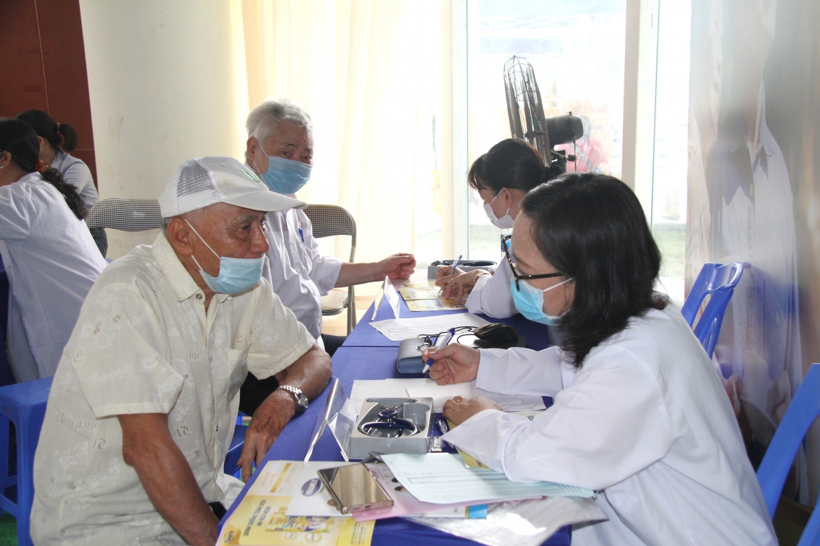 Khám tư vấn sức khỏe cho NCT tại Ngày hội Sống khỏe, sống thanh xuân