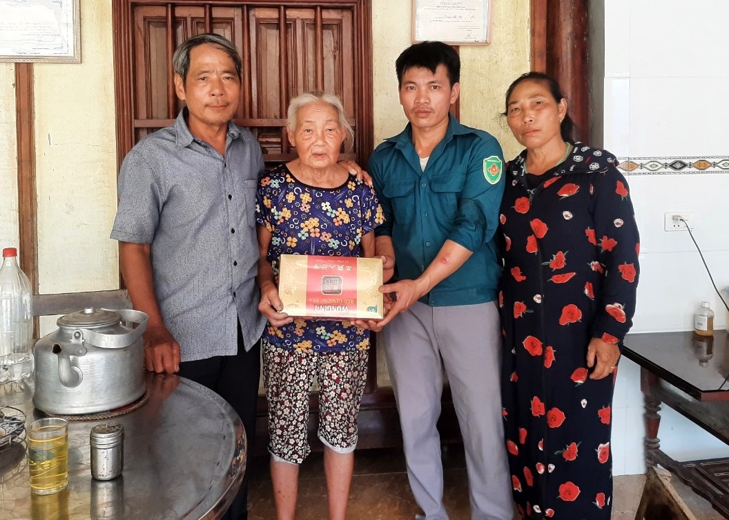 Hội NCT xã Hương Bình tặng quà hội viên hoàn cảnh khó khăn nhân Ngày NCT Việt Nam 6-6-2022