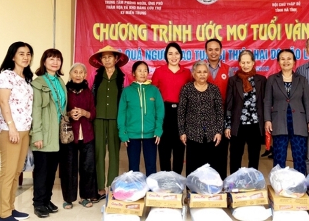 Tặng quà NCT có hoàn cảnh khó khăn huyện Hương Khê, tỉnh Hà Tĩnh