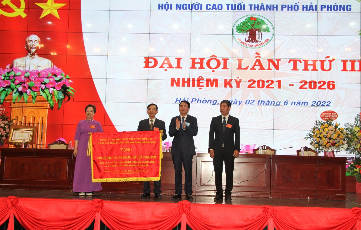 Lãnh đạo thành phố Hải Phòng trao tặng cán bộ, hội viên NCT thành phố bức trướng thêu chữ vàng