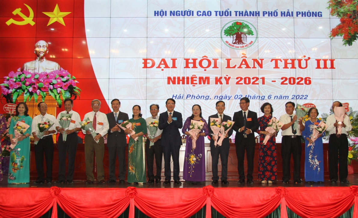 Lãnh đạo Trung ương Hội và TP Hải Phòng tặng hoa chúc mừng cựu cán bộ khóa II không tham gia tái cử