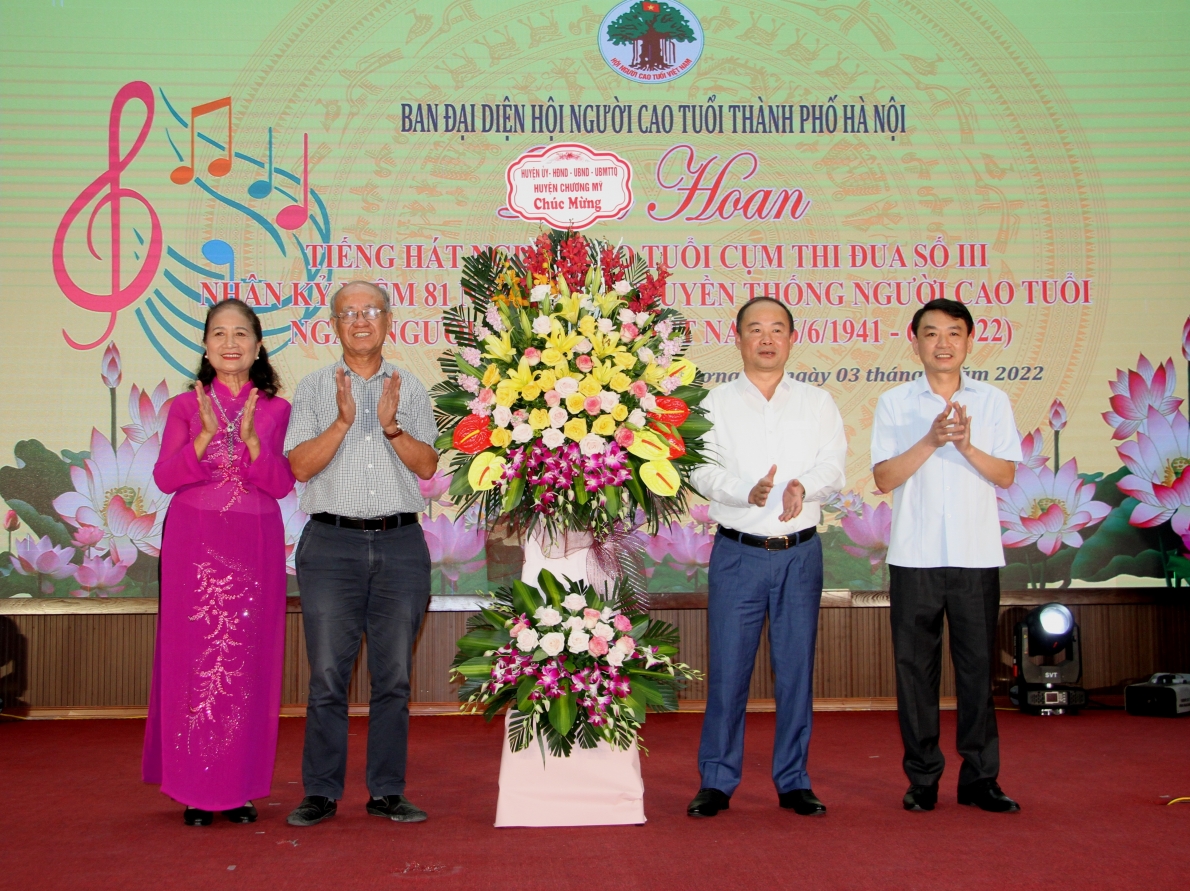 Lãnh đạo huyện Chương Mỹ tặng hoa chúc mừng