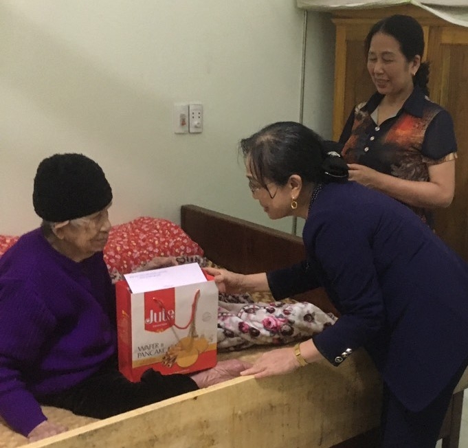 Tặng quà NCT có hoàn cảnh khó khăn tỉnh Tuyên Quang