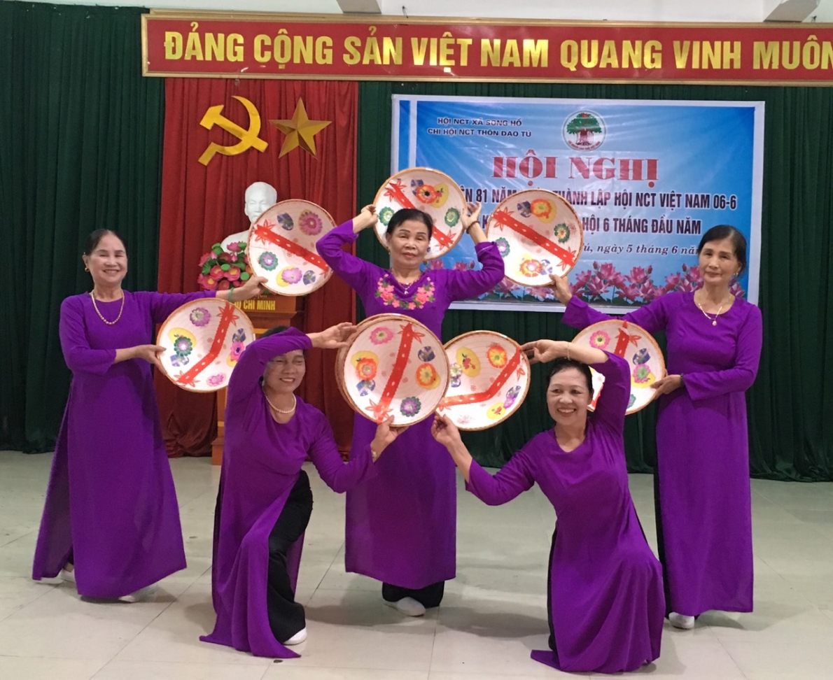 Tiết mục văn nghệ của NCT thôn Đạo Tú, xã Song Hồ, huyện Thuận Thành, tỉnh Bắc Ninh