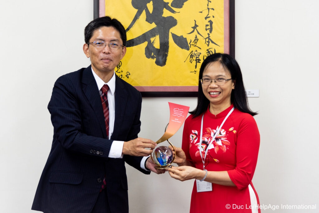 Công sứ Daisuke Okabe trao cúp HAPI 2020 cho bà Trần Bích Thủy