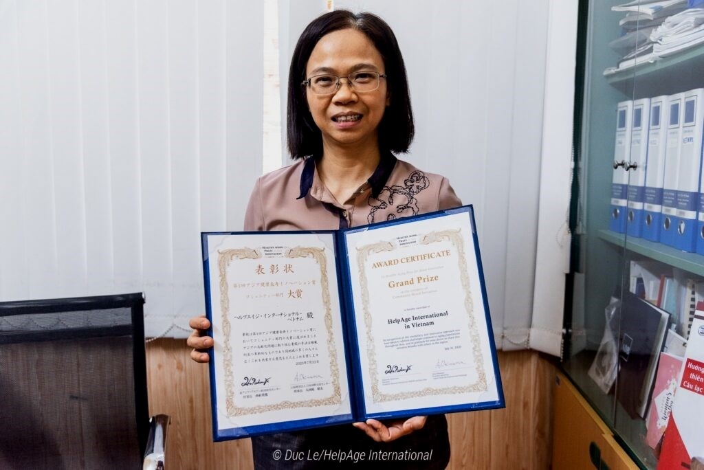 Bà Trần Bích Thủy với Chứng chỉ đoạt Giải Nhất Giải thưởng HAPI dành cho mô hình CLB LTHTGN