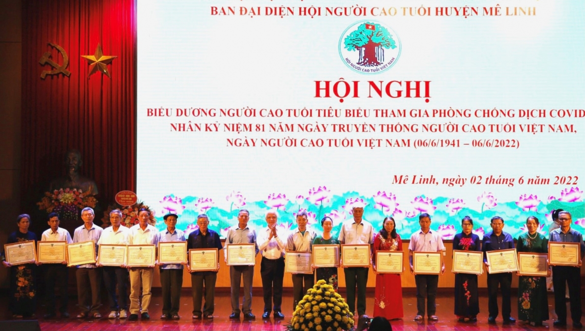 Lãnh đạo Hội NCT thành phố Hà Nội tặng giấy khen vinh danh NCT tiêu biểu huyện Mê Linh tham gia phòng chống dịch Covid-19