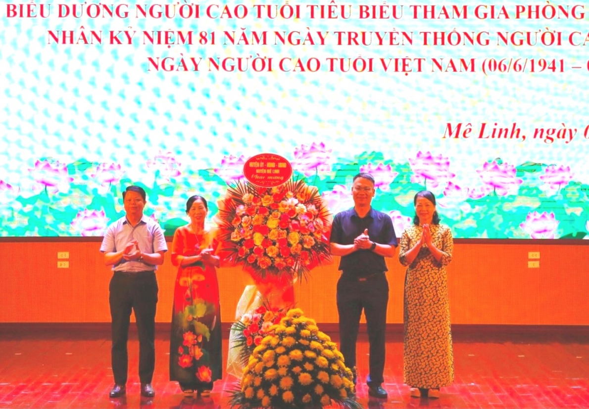 Lãnh đạo huyện Mê Linh tặng hoa chúc mừng Hội nghị