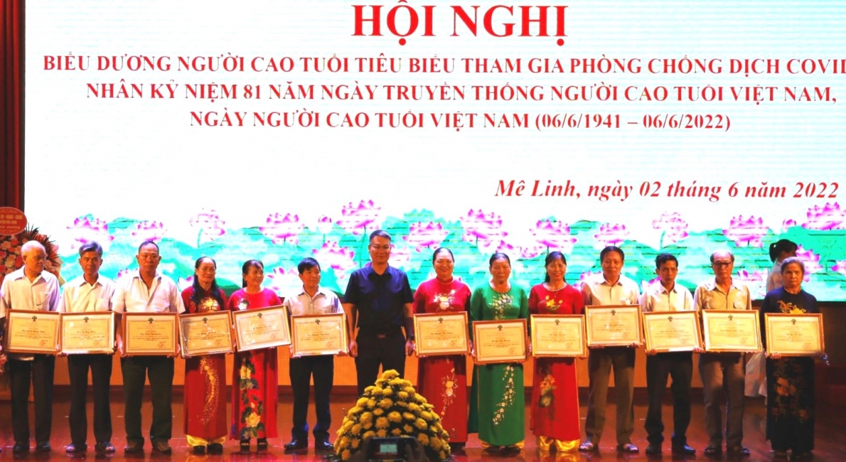 Lãnh đạo huyện Mê Linh, TP Hà Nội khen thưởng NCT tiêu biểu tham gia phòng chống dịch Covid-19 (1)