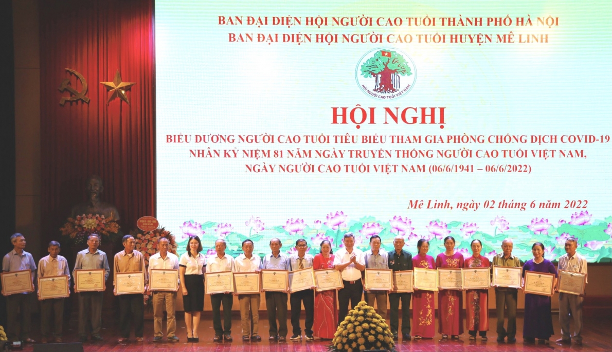 Lãnh đạo huyện Mê Linh, TP Hà Nội khen thưởng NCT tiêu biểu tham gia phòng chống dịch Covid-19 (1)