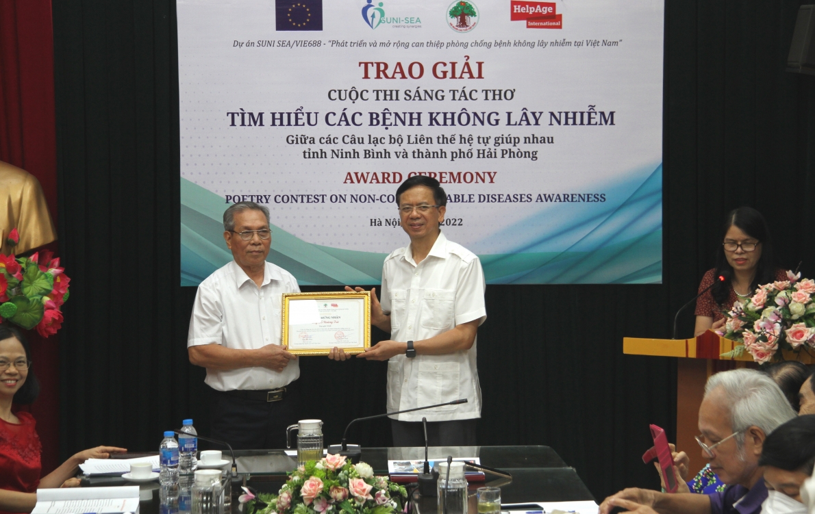 Phó Chủ tịch Phan Văn Hùng trao Giải Nhất cho tác giả Đỗ Hoàng Trừ, CLB LTHTGN thôn Giá Thượng, xã Gia Hòa, huyện Gia Viễn, tỉnh Ninh Bình