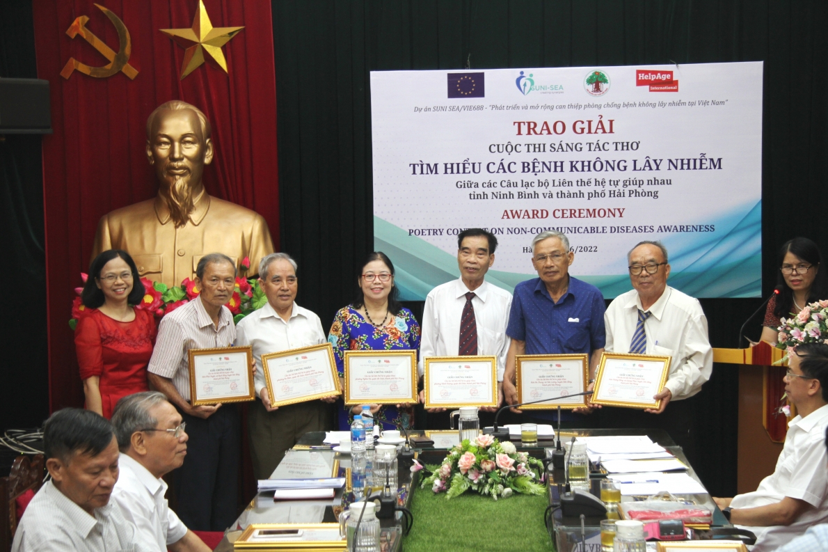 Bà Trần Bích Thủy trao Giấy chứng nhận cho các CLB tham gia cuộc thi