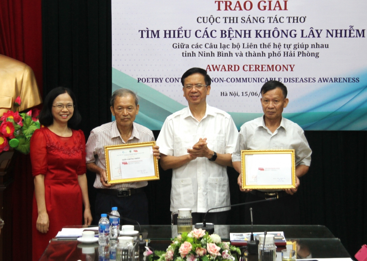 Trao Giải Ba cho các tác giả