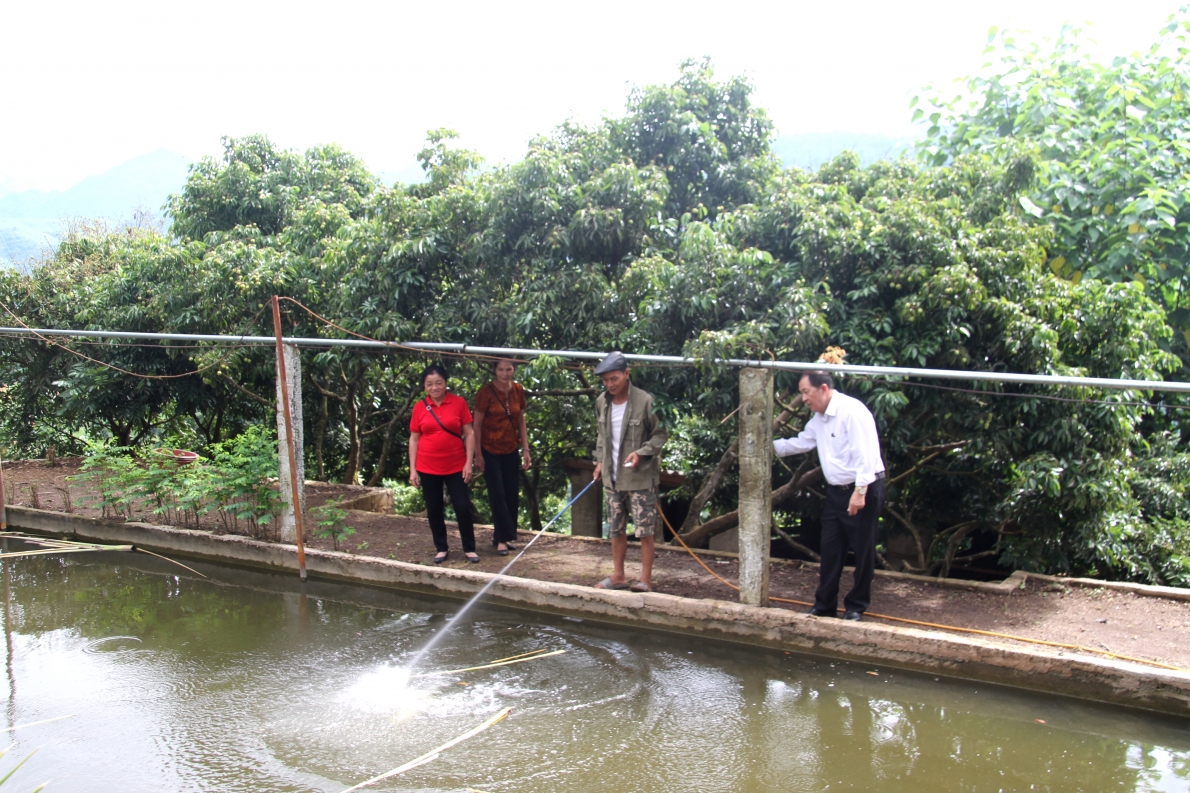 Ông Triệu Văn Kênh giới thiệu máy bơm áp lực dùng tưới cây hỗ trợ sức lao động