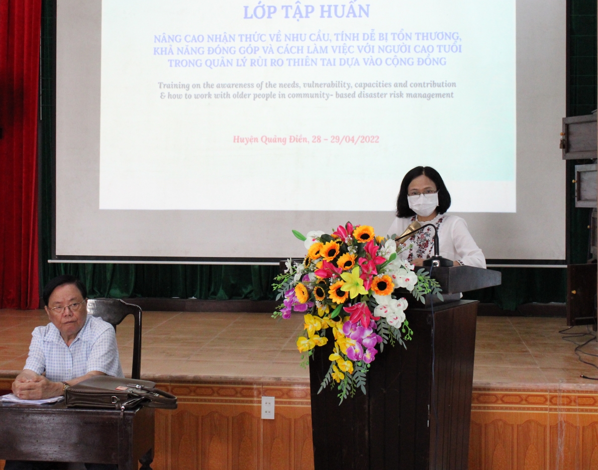 Bà Trần Bích Thủy phát biểu tại lớp tập huấn