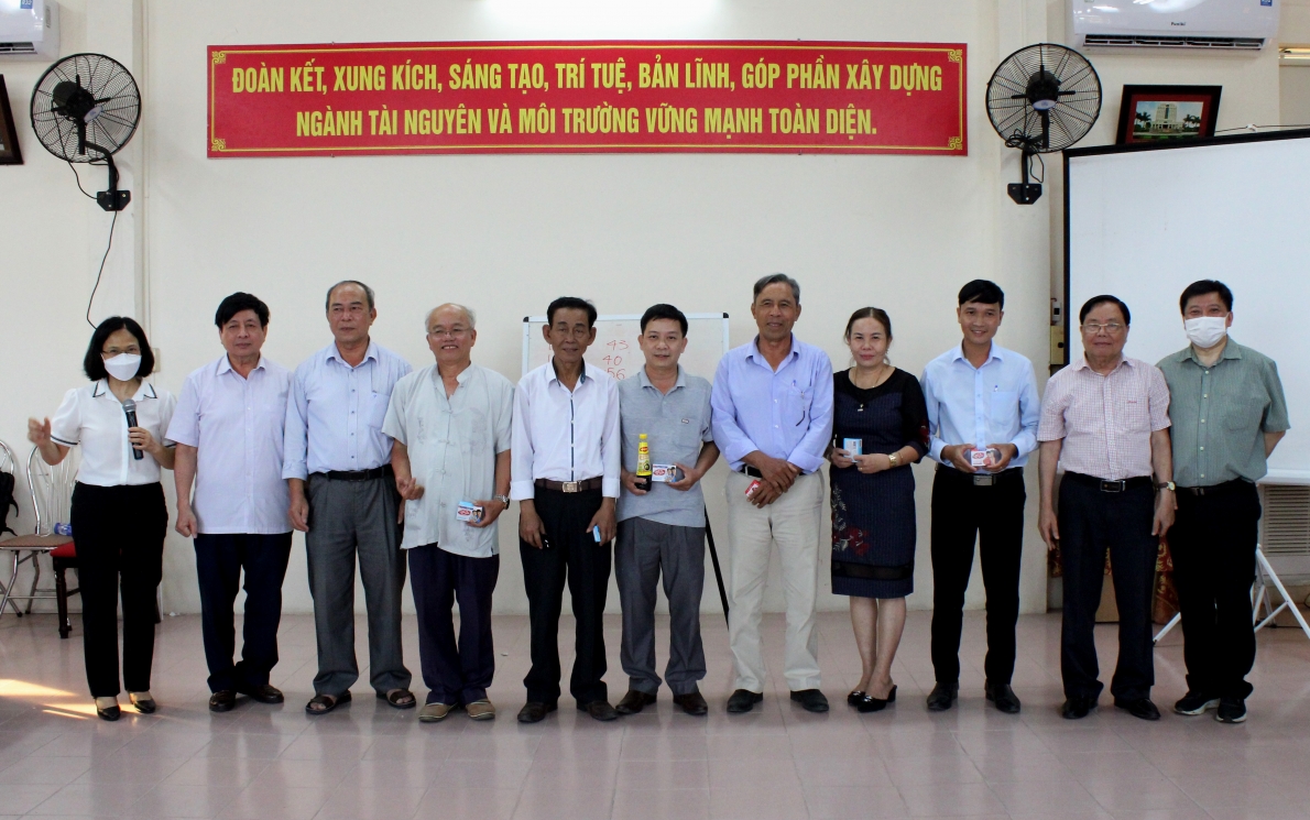 Các đại biểu tham dự tập huấn lồng ghép nội dung hoà nhập NCT vào  QLRRTT DVCĐ tại phường Hương Vinh, TP Huế ngày 22-6-2022 (1)