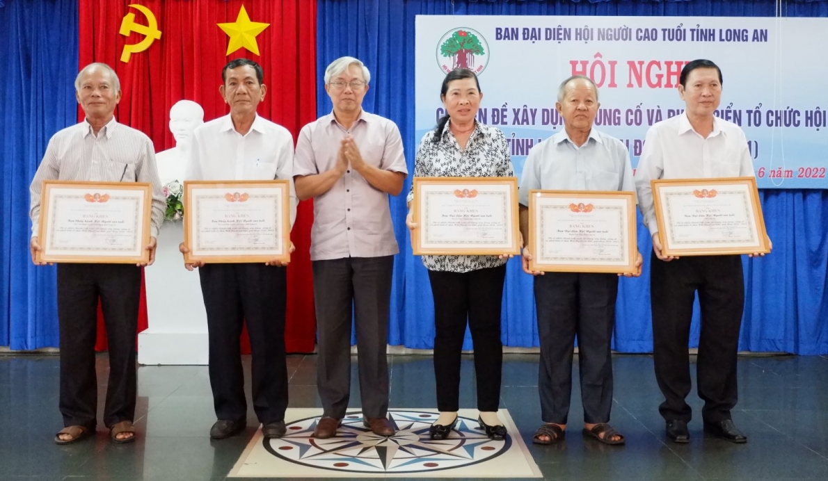 Trung ương Hội NCT Việt Nam tặng Bằng khen cho các tập thể xuất sắc