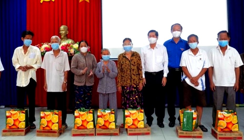 Hội NCT tỉnh Long An tặng quà NCT hoàn cảnh khó khăn