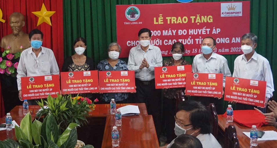 Trao tặng 1000 máy đo huyết áp cho NCT tỉnh Long An