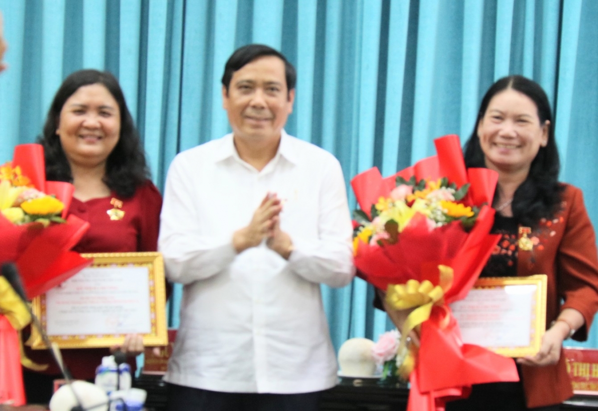 Chủ tịch Nguyễn Thanh Bình trao tặng Kỉ niệm chương NCT cho các cá nhân có nhiều đóng góp. Ảnh: Quang Nhân