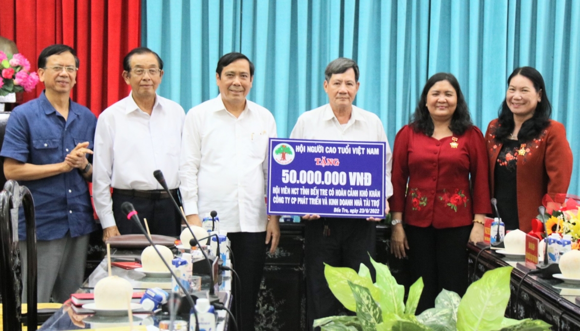 Đoàn công tác trao tặng 50 triệu đồng cho NCT có hoàn cảnh khó khăn của tỉnh Bến Tre. Ảnh: Quang Nhân