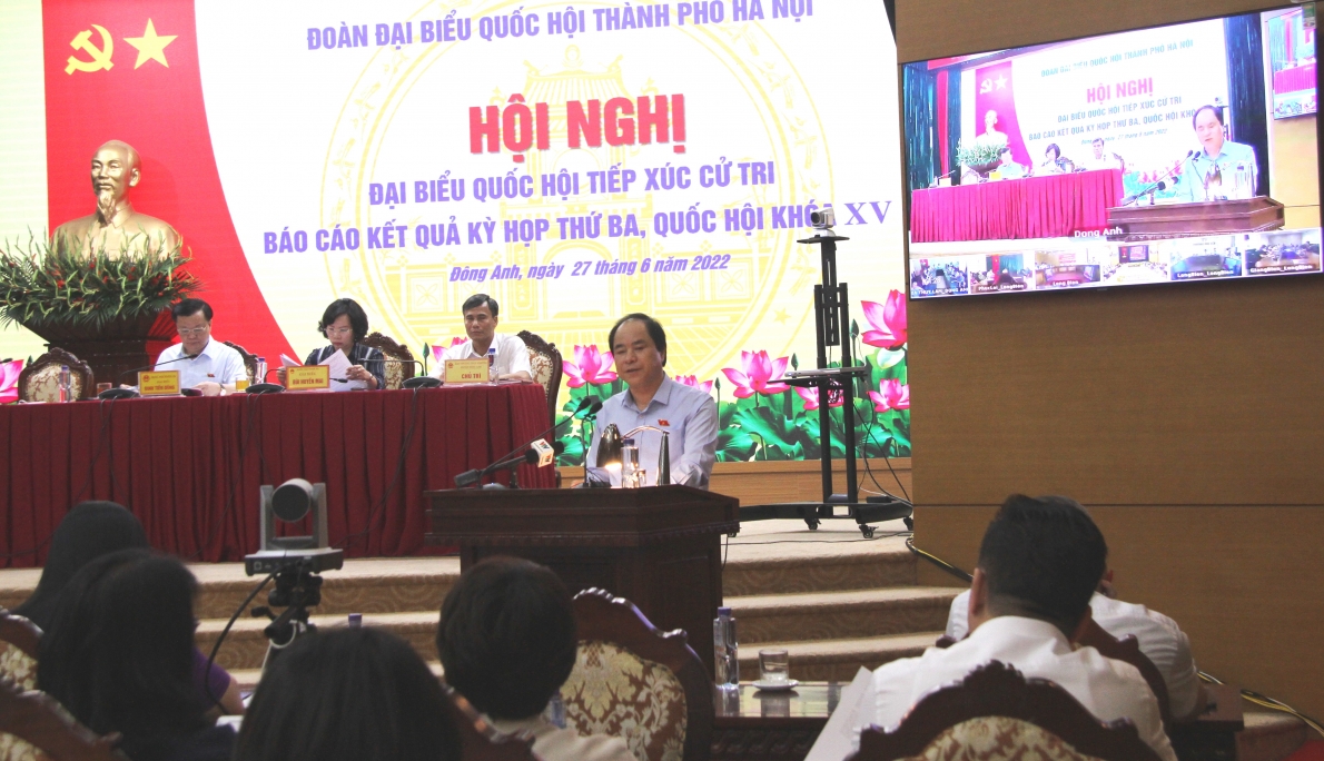 Đại biểu Quốc hội Trương Xuân Cừ báo cáo kết quả trả lời ý kiến, kiến nghị của cử tri