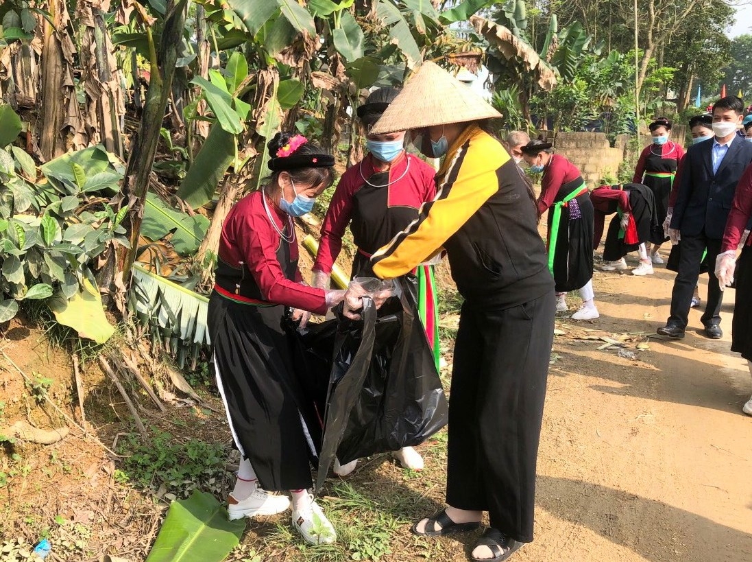 NCT tỉnh Tuyên Quang dọn dẹp đường làng ngõ xóm, bảo vệ môi trường