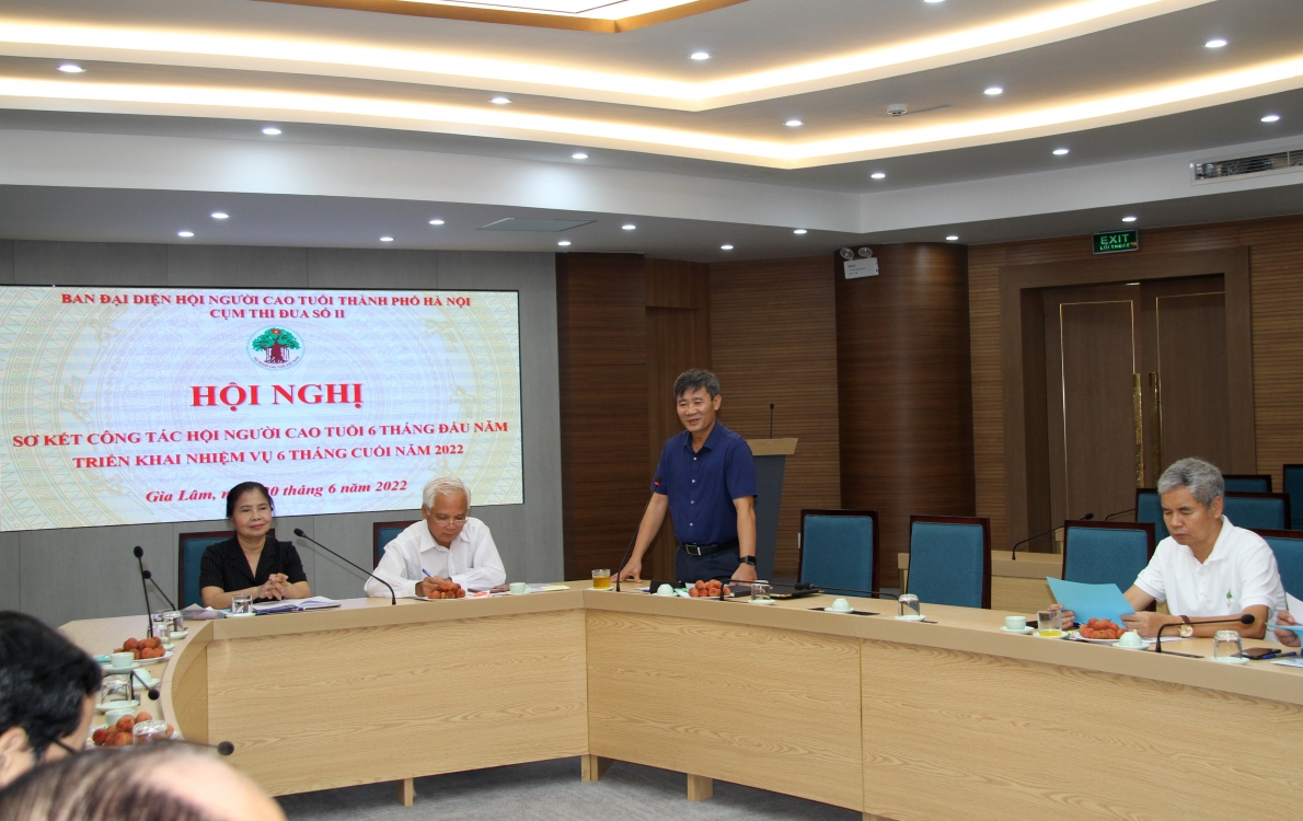 Ông Nguyễn Đức Hồng, Ủy viên Ban Thường vụ Huyện ủy, Phó Chủ tịch UBND huyện Gia Lâm phát biểu tại Hội nghị giao ban Cụm thi đua số 2 Hội NCT thành phố Hà Nội