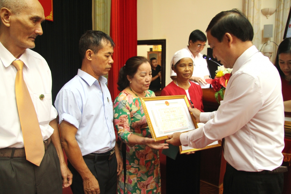 5202 pho chy tych thyyng tryc ubnd tynh hoa binh bui vyn cyu trao byng khen cho cac nhan xuyt syc