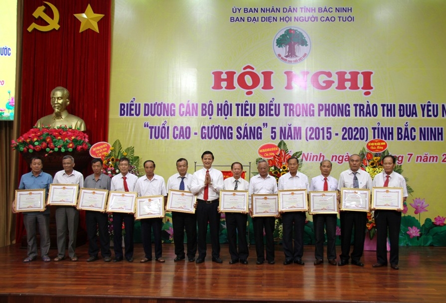 0043 trao byng khen ubnd tynh cho cac ca nhan xuyt syc