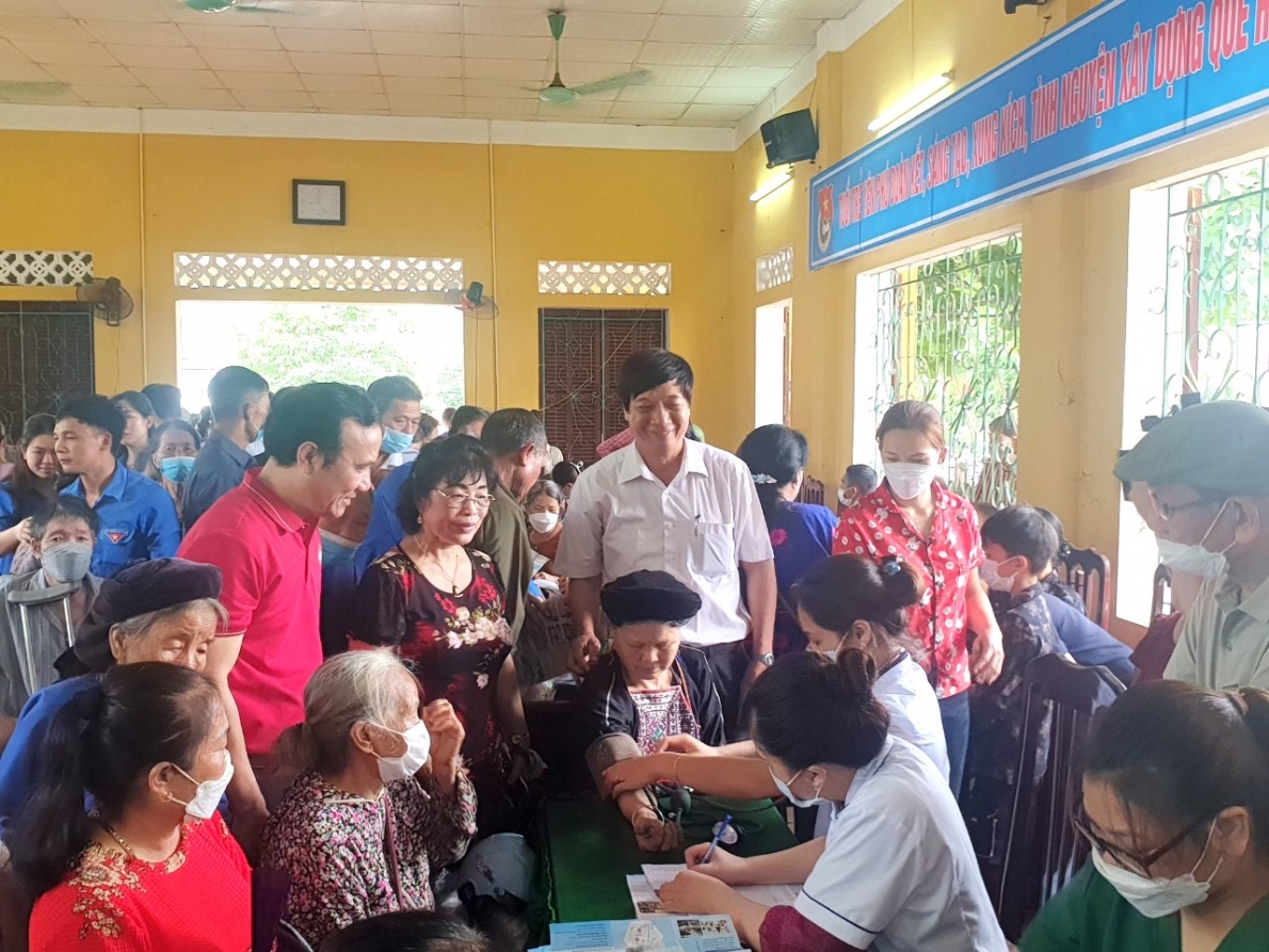 Khám sức khỏe cho NCT tại Chương trình Thầy thuốc làm theo lời Bác tỉnh Tuyên Quang