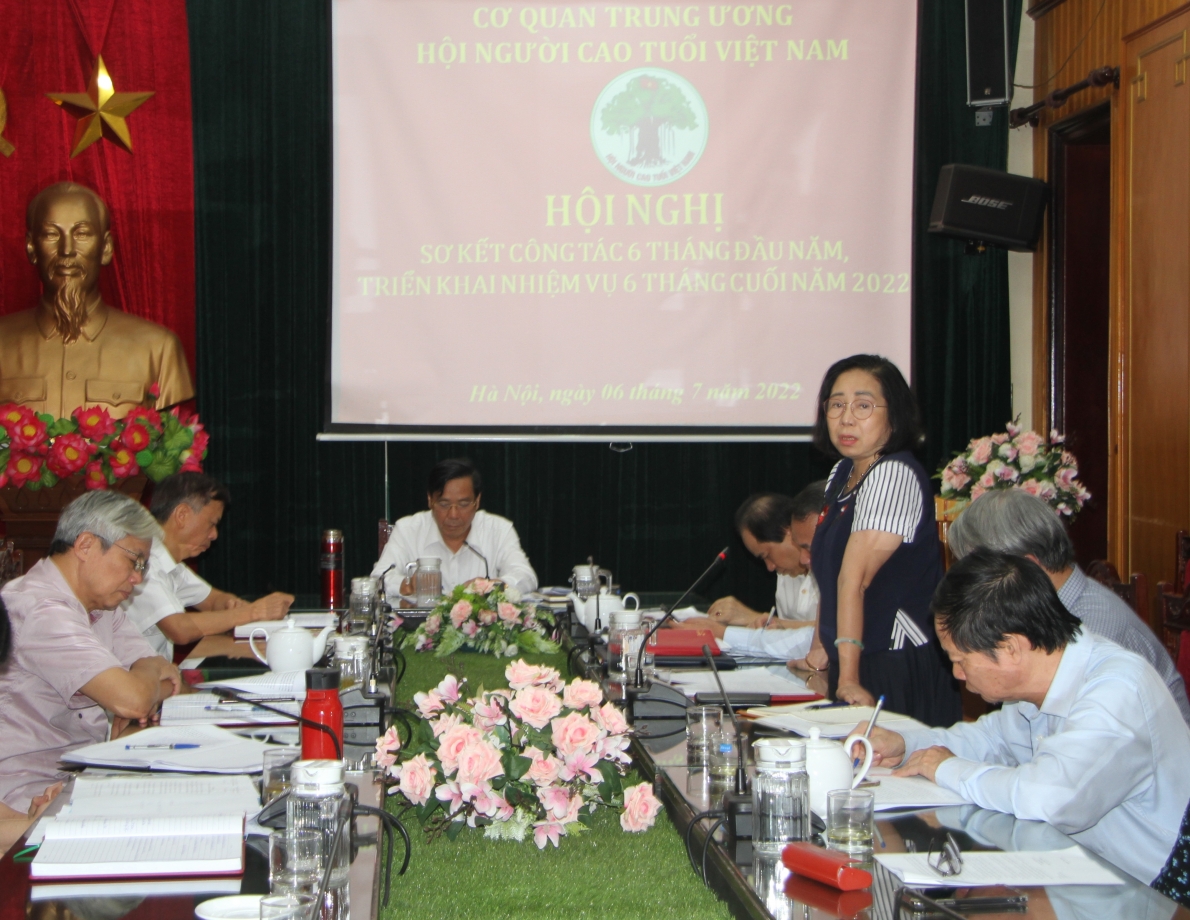 Bà Nguyễn Thị Đức, Giám đốc Quỹ Chăm sóc và Phát huy vai trò NCT phát biểu Bà Nguyễn Thị Đức, Giám đốc Quỹ Chăm sóc và Phát huy vai trò NCT phát biểu