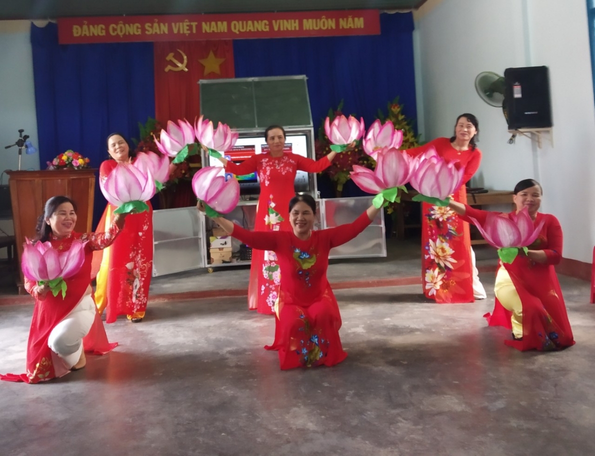 Chi hội NCT tổ dân phố 6, thị trấn Kbang, huyện Kbang biểu diễn văn nghệ