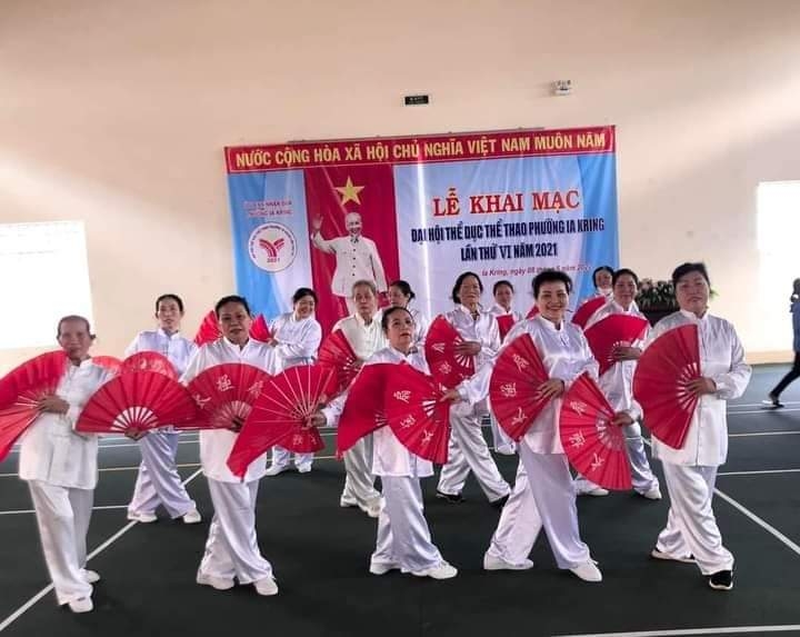 Đội dưỡng sinh Hội NCT phường Ia Kring, TP Pleiku chụp ảnh lưu niệm 