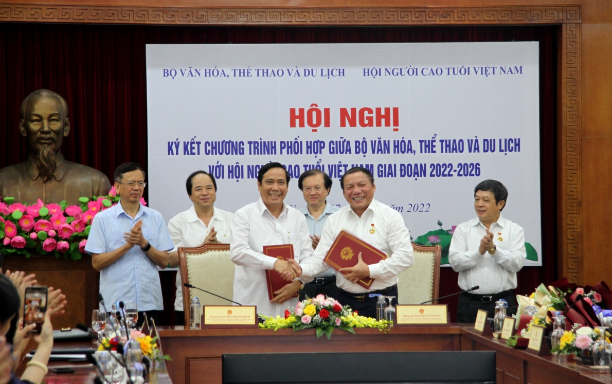 1 Chủ tịch Hội NCT Việt Nam Nguyễn Thanh Bình và Bộ trưởng Bộ VHTT&DL Nguyễn Văn Hùng kí kết chương trình phối hợp