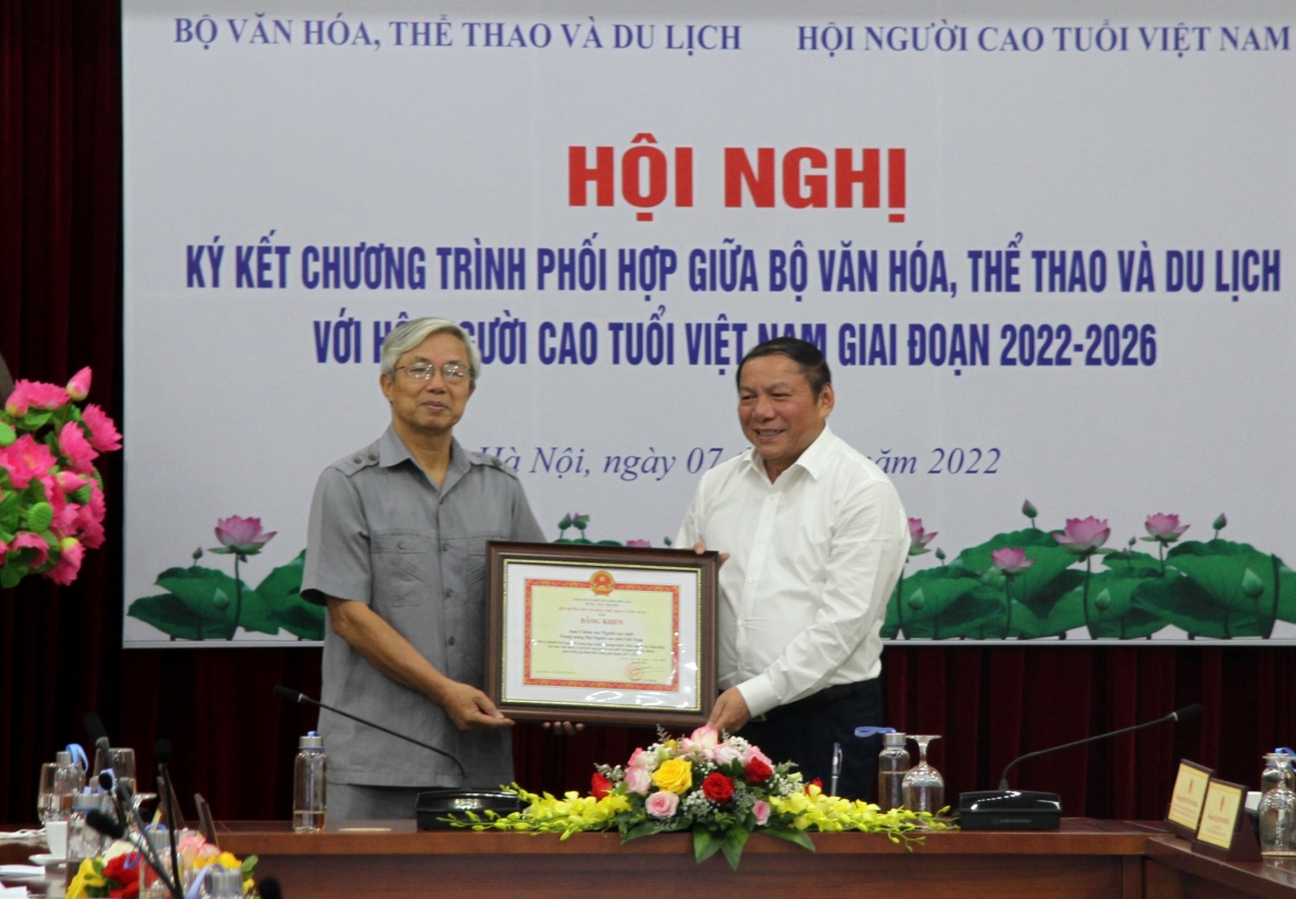 Bộ trưởng Nguyễn Văn Hùng trao Bằng khen Bộ Văn hóa, Thể thao và Du lịch cho tập thể Ban Chăm sóc NCT, Hội NCT Việt Nam