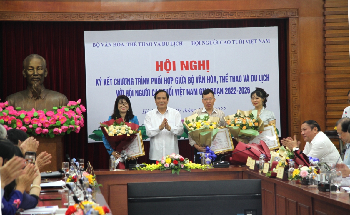 Chủ tịch Nguyễn Thanh Bình trao Bằng khen Trung ương Hội cho các tapaj thể, cá nhân xuất sắc của Bộ Văn hóa, Thể thao và Du lịch